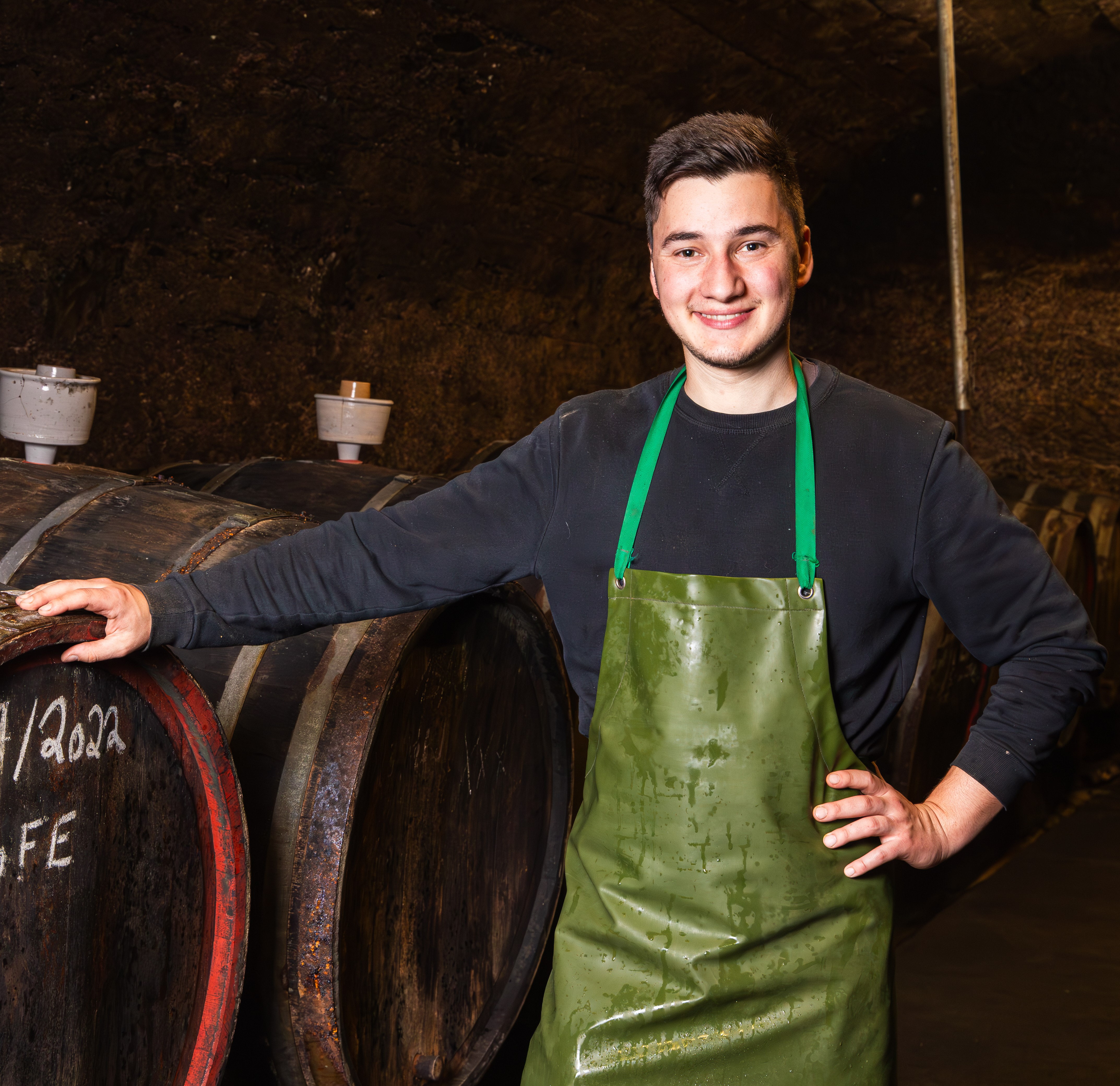Traditioneller Weinkeller mit Holzfässern im Weingut Martin Müllen in Traben-Trarbach
